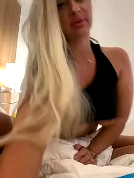 Denisse Perry online show from November 25, 2025, 2:34 am