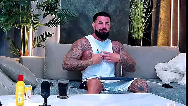 masterkingofmusclee online show from October 7, 2025, 8:21 pm