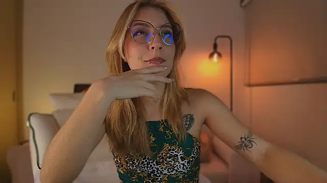 Snapshot of Dakotaa_ chatting on October 13, 2025, 5:20 am Dakotaa online show from October 13, 2025, 5:20 am