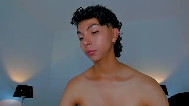 xhenisa  online show from November 11, 2025, 6:36 pm