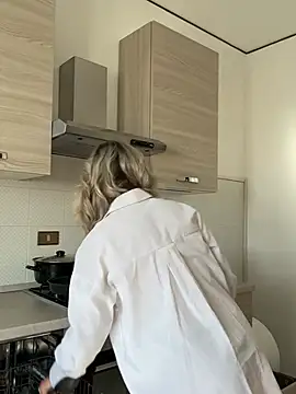 Snapshot of petrouchkaaa_ chatting on March 19, 2026, 9:09 am petrouchkaaa online show from March 19, 2026, 9:09 am