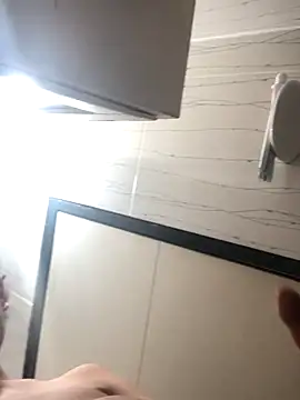 spicy man18 online show from October 19, 2025, 4:15 am