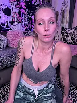 ItsDanniG online show from February 24, 2025, 6:36 pm