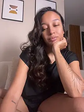 Snapshot of DianaHopson chatting on July 2, 2026, 1:28 am DianaHopson online show from July 2, 2026, 1:28 am