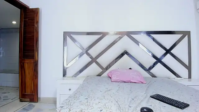 Shanelle   online show from November 18, 2025, 4:32 pm