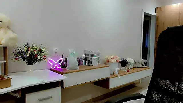 EveLove33 online show from November 5, 2025, 12:30 pm