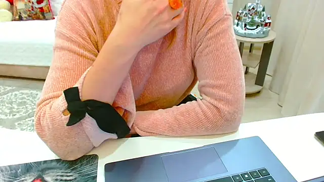 EveLove33 online show from February 7, 2026, 6:05 pm