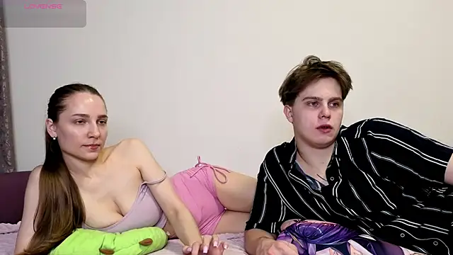 Emily and Ilumi online show from November 25, 2025, 7:03 pm