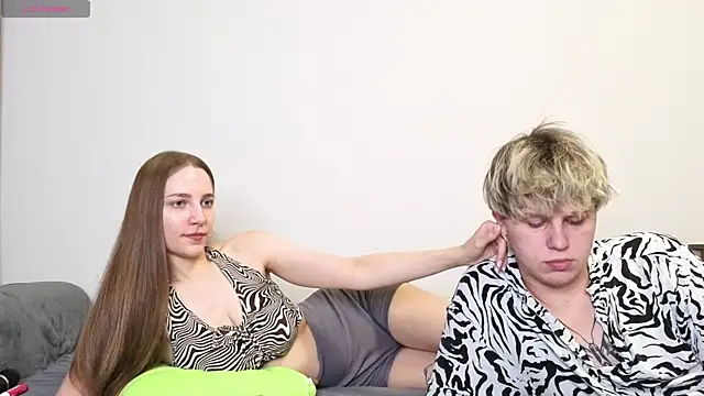 Emily and Ilumi online show from September 12, 2025, 6:18 pm