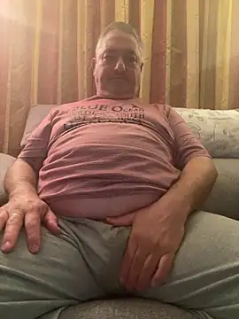 Snapshot of Russirayu chatting on March 8, 2026, 10:57 pm Russirayu online show from March 8, 2026, 10:57 pm