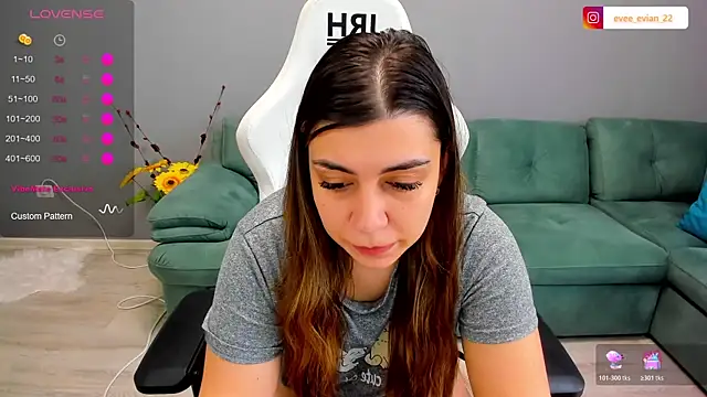 Snapshot of EveEvian chatting on June 20, 2026, 12:10 pm EveEvian online show from June 20, 2026, 12:10 pm