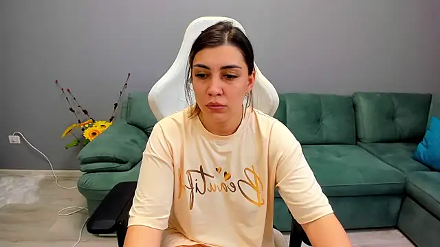 Snapshot of EveEvian chatting on June 18, 2026, 2:11 pm EveEvian online show from June 18, 2026, 2:11 pm