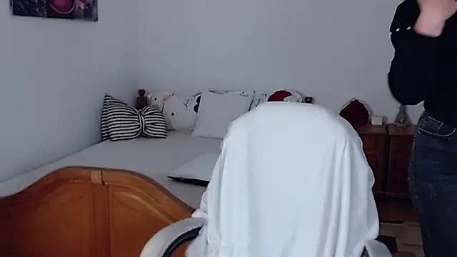 evamaria2024 online show from March 20, 2025, 8:42 am