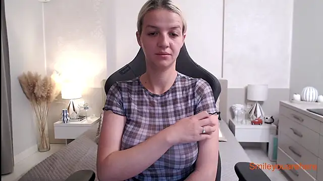 Smileyouarehere online show from October 4, 2025, 2:46 am