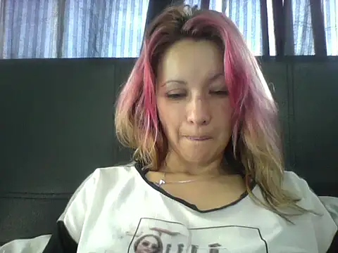Snapshot of Paulita_x3 chatting on February 6, 2025, 1:10 pm Paulita x3 online show from February 6, 2025, 1:10 pm