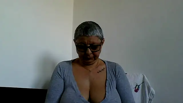 roseblak42 online show from April 25, 2026, 4:04 pm