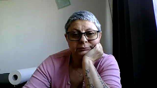 roseblak42 online show from May 10, 2026, 3:25 pm