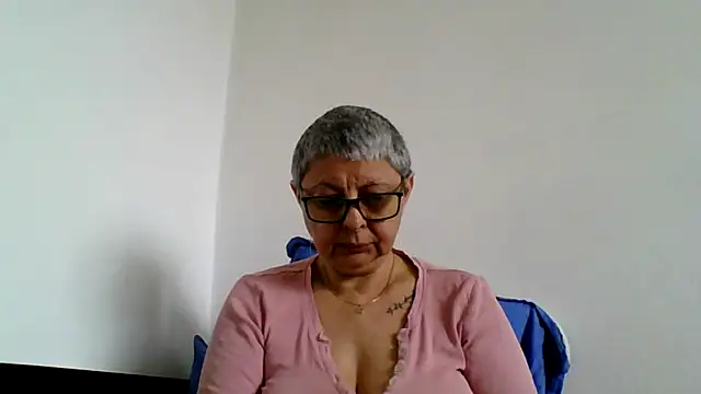 roseblak42 online show from May 9, 2026, 8:39 am