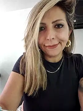  Abril-Office1 online show from March 12, 2025, 7:25 pm