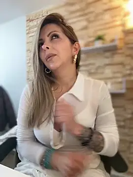  Abril-Office1 online show from September 8, 2025, 3:44 pm