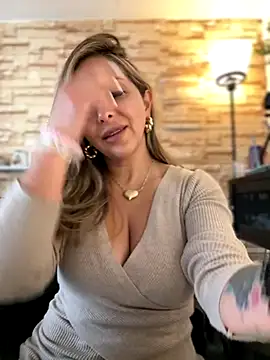  Abril-Office1 online show from October 14, 2025, 3:45 pm