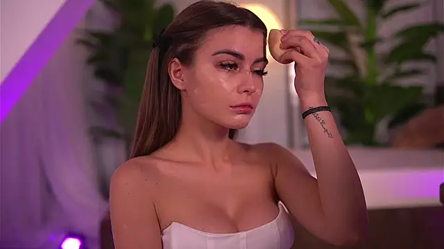 KaylaBray online show from October 29, 2025, 4:33 am