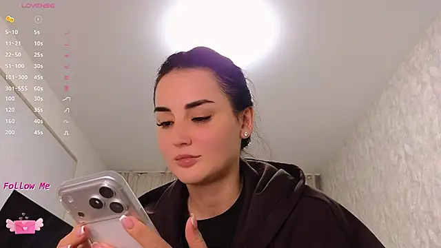 LaraSkinny online show from March 12, 2026, 4:11 pm