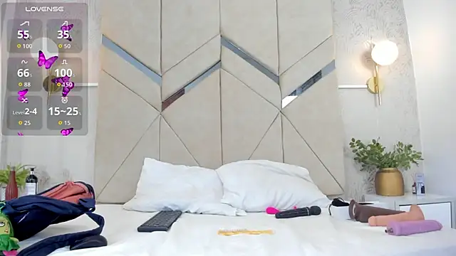 LiaVelez online show from October 9, 2025, 1:33 pm