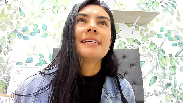 atilanadiaz7 online show from March 18, 2025, 4:39 pm