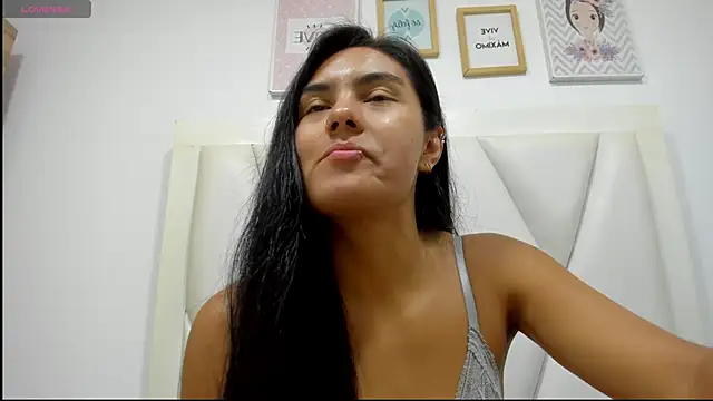 atilanadiaz7 online show from April 28, 2026, 5:39 pm