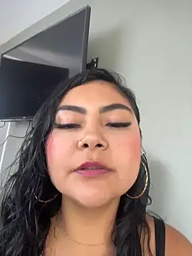 Snapshot of Juli_Walker chatting on May 6, 2026, 3:05 pm Juli Walker online show from May 6, 2026, 3:05 pm