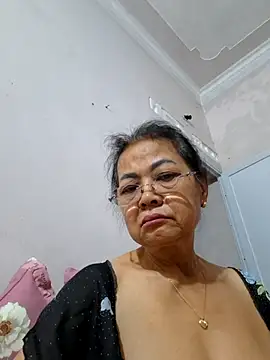 Snapshot of Hotestlove chatting on May 13, 2026, 10:39 pm Hotestlove online show from May 13, 2026, 10:39 pm