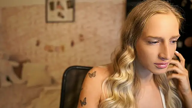 Nicolette  Shea  online show from October 28, 2025, 8:35 am