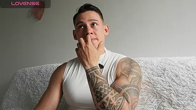 Snapshot of Muscle_King_Cum chatting on July 24, 2026, 1:40 pm Muscle King Cum online show from July 24, 2026, 1:40 pm