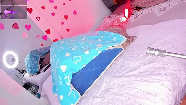 Hilary Smile  online show from November 7, 2025, 8:02 pm