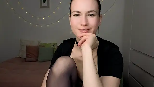 Snapshot of AliciaNewell chatting on April 18, 2026, 7:07 pm AliciaNewell online show from April 18, 2026, 7:07 pm