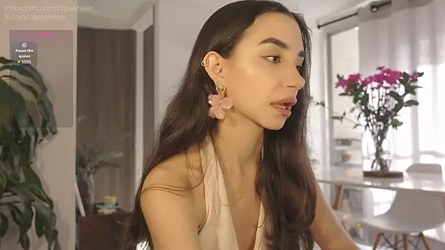 JulietteDee online show from August 3, 2026, 9:41 pm