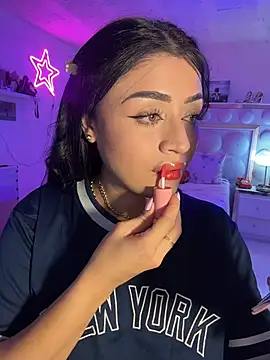 lucianaroy online show from May 7, 2026, 3:33 am