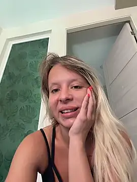 Snapshot of LikaCat chatting on June 3, 2026, 4:13 am LikaCat online show from June 3, 2026, 4:13 am