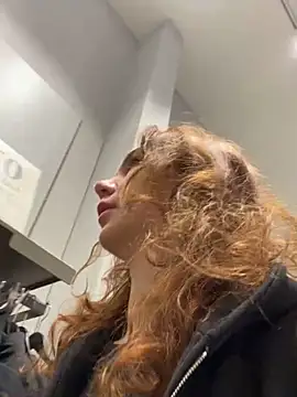 QuitieLia online show from November 7, 2025, 9:14 am