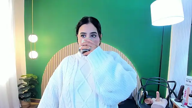 taylor bennet online show from December 3, 2025, 12:04 pm