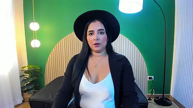 taylor bennet online show from November 28, 2025, 11:54 am