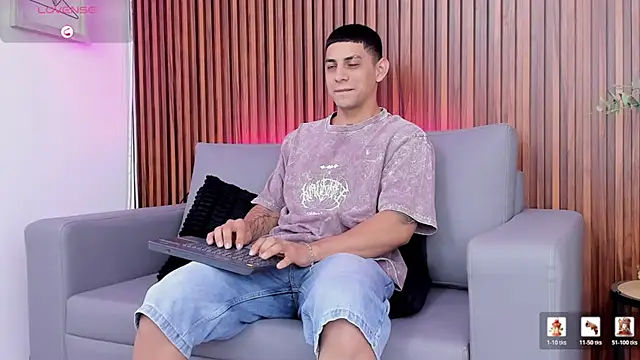 Snapshot of Alex_cute77 chatting on March 19, 2026, 12:16 pm Alex cute77 online show from March 19, 2026, 12:16 pm