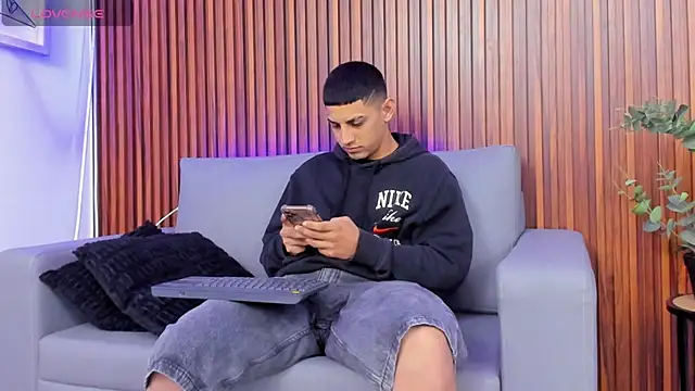 Snapshot of Alex_cute77 chatting on March 13, 2026, 12:10 pm Alex cute77 online show from March 13, 2026, 12:10 pm