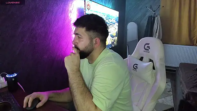 Eduu2322 online show from April 17, 2026, 9:06 pm