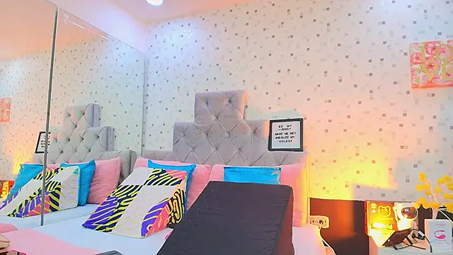 JulietaReyess online show from October 1, 2025, 11:58 am