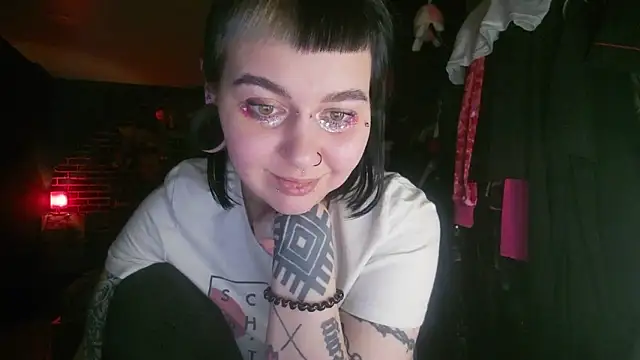 MoorderxDoll online show from January 5, 2025, 11:33 pm