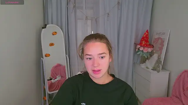 Snapshot of LovelyJessie chatting on October 24, 2025, 2:05 pm LovelyJessie online show from October 24, 2025, 2:05 pm