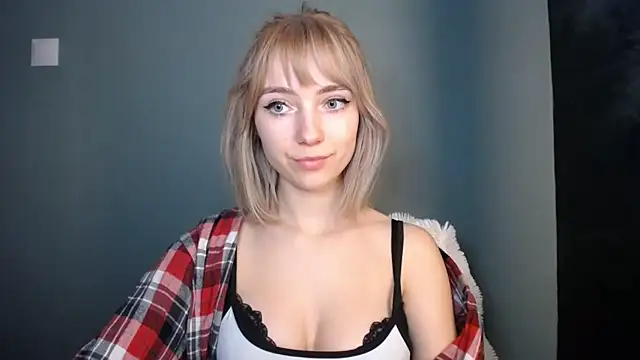 LuciaYoung online show from February 22, 2026, 7:37 pm