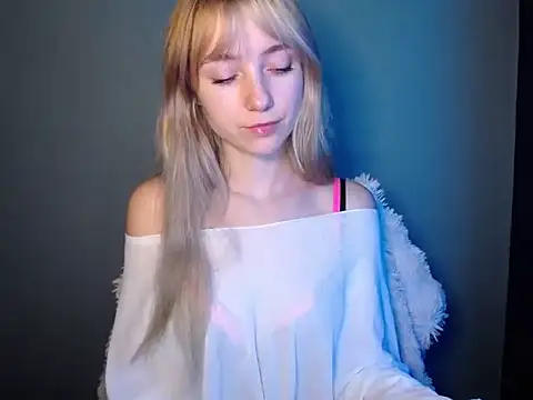 LuciaYoung online show from November 22, 2025, 7:51 am